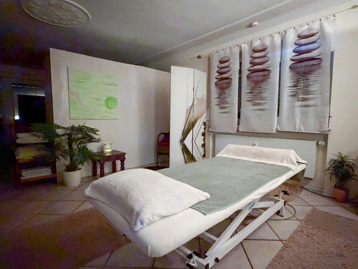 Zen-Gemälde mit den Worten Stille, Entspannung, Harmonie und Balance